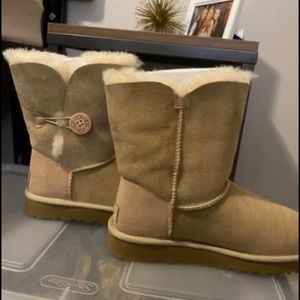Size 9 Bailey button Uggs. Worn one time